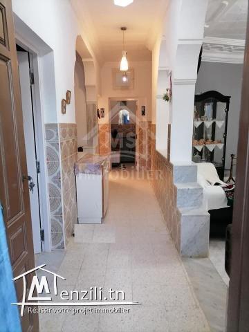 une maison sur un terrain de 200 m²