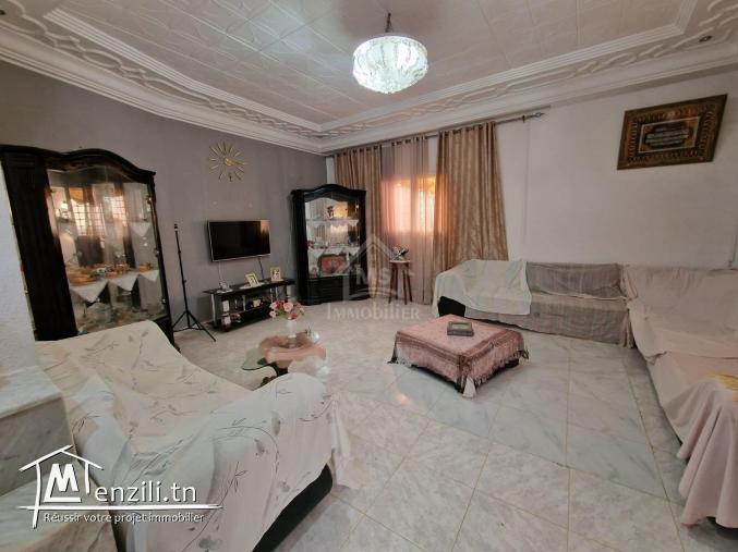 une maison sur un terrain de 200 m²