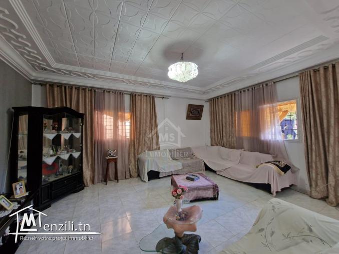 une maison sur un terrain de 200 m²