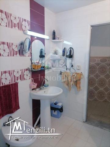 une maison sur un terrain de 200 m²