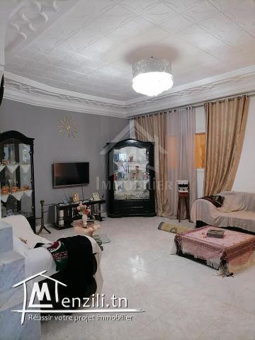 une maison sur un terrain de 200 m²