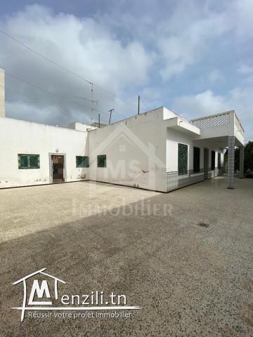 Maison arabe S+3 avec patio et jardin à vendre à Nabeul 51355351