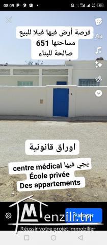 Villa sur un terrain de 651