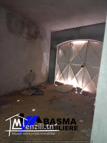 Un rez de chaussée et deux appartement inachevée à vendre située à Zaouiet