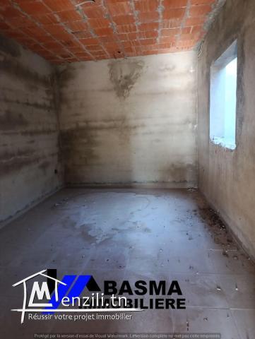Un rez de chaussée et deux appartement inachevée à vendre située à Zaouiet