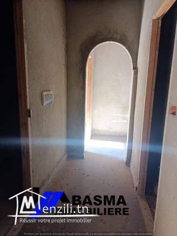 Un rez de chaussée et deux appartement inachevée à vendre située à Zaouiet