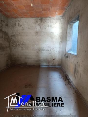 Un rez de chaussée et deux appartement inachevée à vendre située à Zaouiet