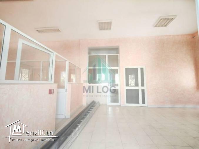 Dépôt de 200 m²  avec showroom de 150 m²  à Zone Industrielle de Mghira