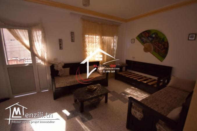 petite immeuble de trois appartements avec garage à vendre