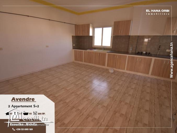 petite immeuble de trois appartements avec garage à vendre