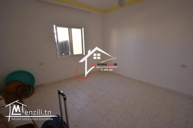 petite immeuble de trois appartements avec garage à vendre