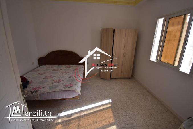 petite immeuble de trois appartements avec garage à vendre