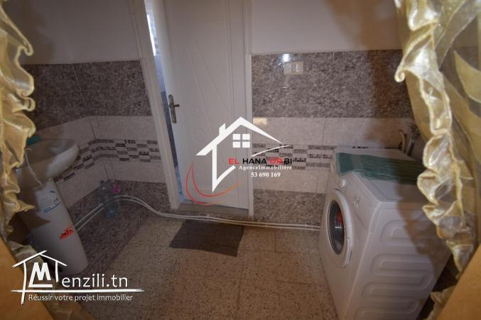 petite immeuble de trois appartements avec garage à vendre