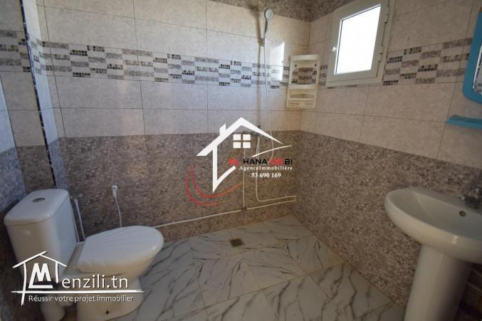 petite immeuble de trois appartements avec garage à vendre