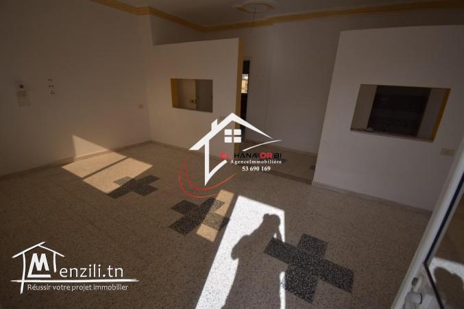 petite immeuble de trois appartements avec garage à vendre