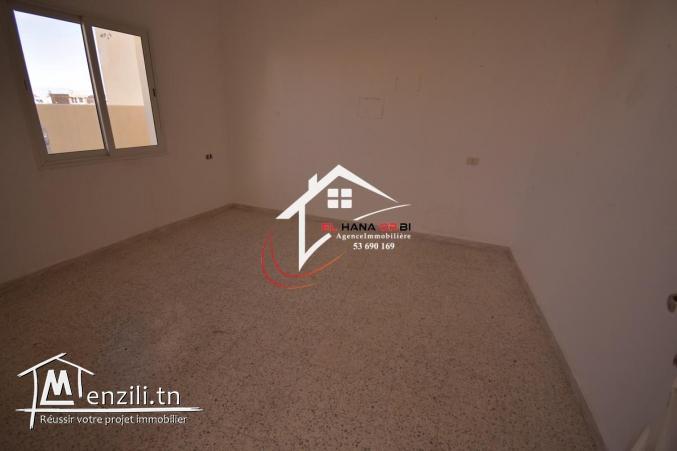 petite immeuble de trois appartements avec garage à vendre