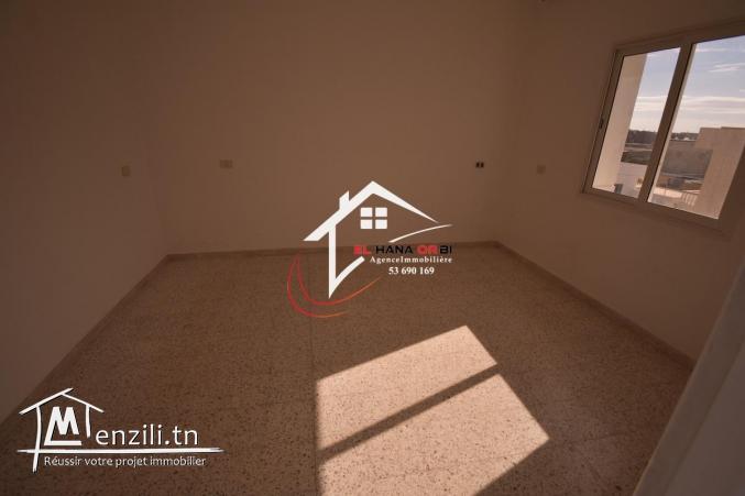 petite immeuble de trois appartements avec garage à vendre