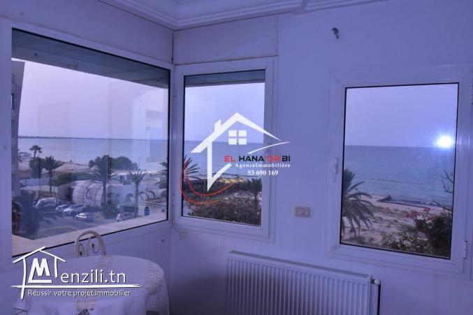 à vendre appartement s+1 vue sur mer et pied dans l’eau à corniche mahdia