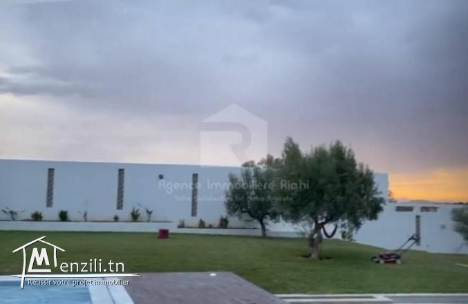 À LOUER ( Par Jour ) une maison d'hôtes S2 avec piscine situé à Chatt Meriem prés Hôtel T...