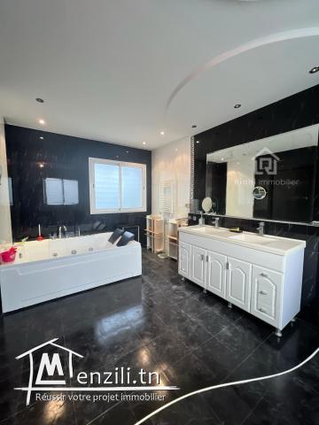 une Villa de très Haut Standing bâtie sur trois niveaux