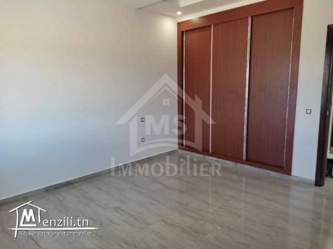 Villa S+4 toute neuve avec jardin et piscine à Hammamet Sud