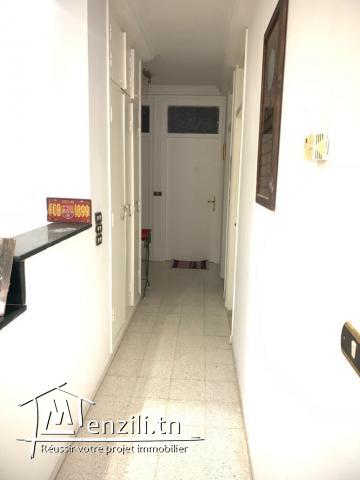 A vendre un appartement au 5ème étage à Ennasr 2