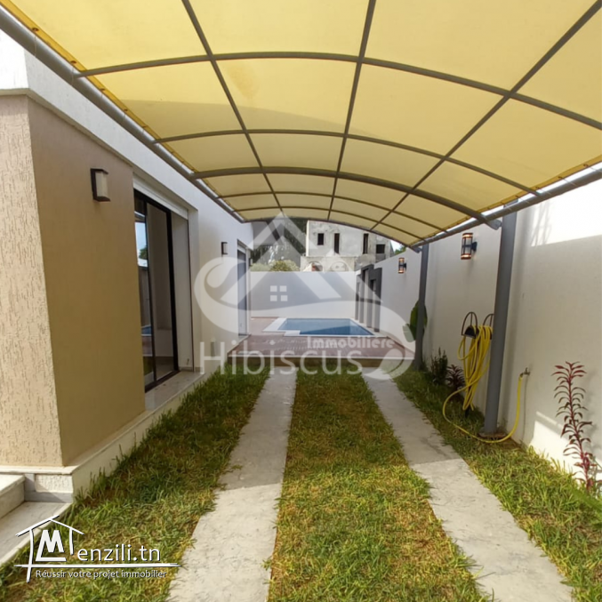 Une superbe villa S+4, dotée d'un petit jardin et d'une piscine privée, située à Hamma...