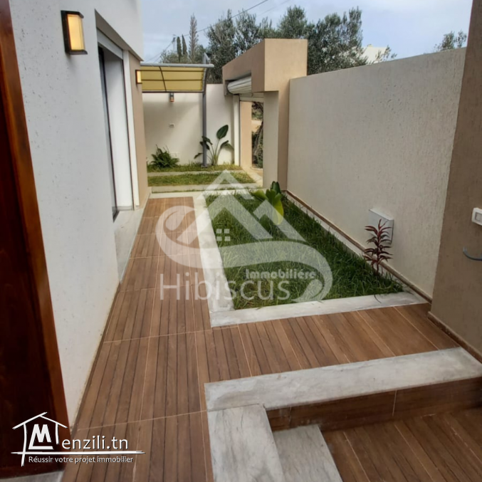 Une superbe villa S+4, dotée d'un petit jardin et d'une piscine privée, située à Hamma...