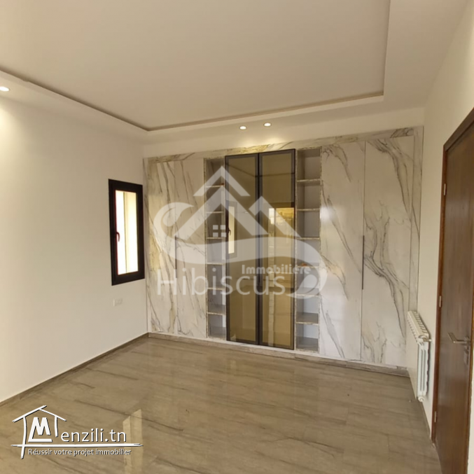 Une superbe villa S+4, dotée d'un petit jardin et d'une piscine privée, située à Hamma...