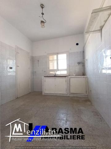 Un immeuble de sept appartement de type s+2