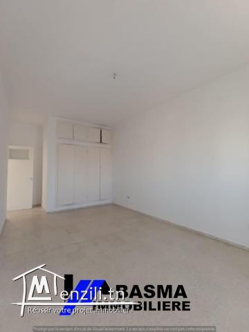 Un immeuble de sept appartement de type s+2