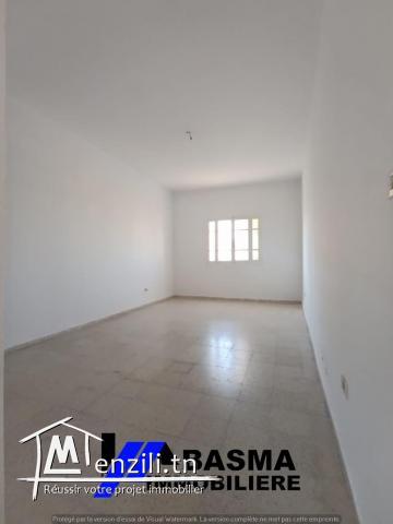 Un immeuble de sept appartement de type s+2