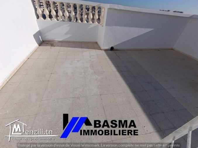 Un immeuble de sept appartement de type s+2