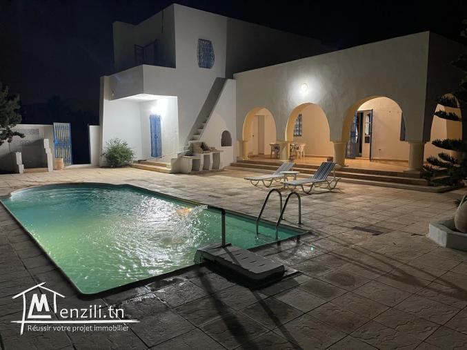 Jolie villa style djerbienne 3 suites avec piscine située sur la zone touristique