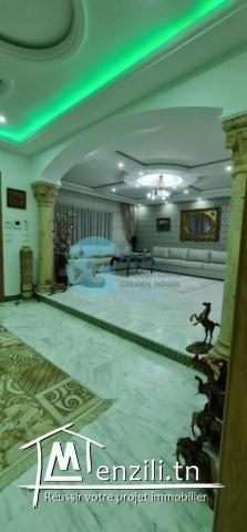 A Vendre Villa élégante avec jardin et jacuzzi à Akouda