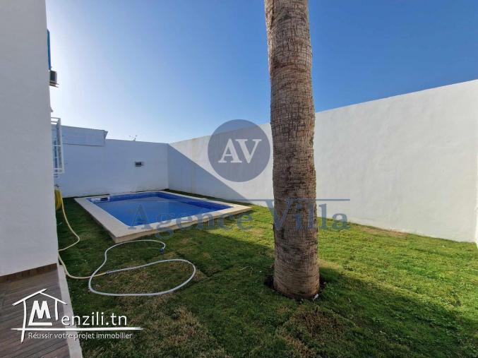 villa s+5 avec piscine a la marsa