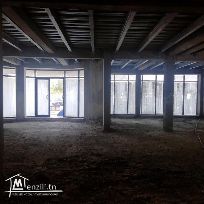 Spacieux immeuble HS 3500 m² au Berge du lac 1