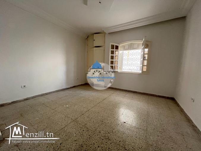 A louer un étage de villa à Khzema