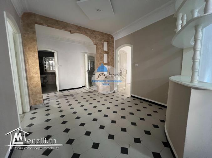 A louer un étage de villa à Khzema