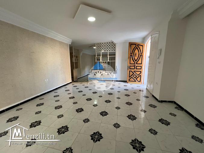 A louer un étage de villa à Khzema