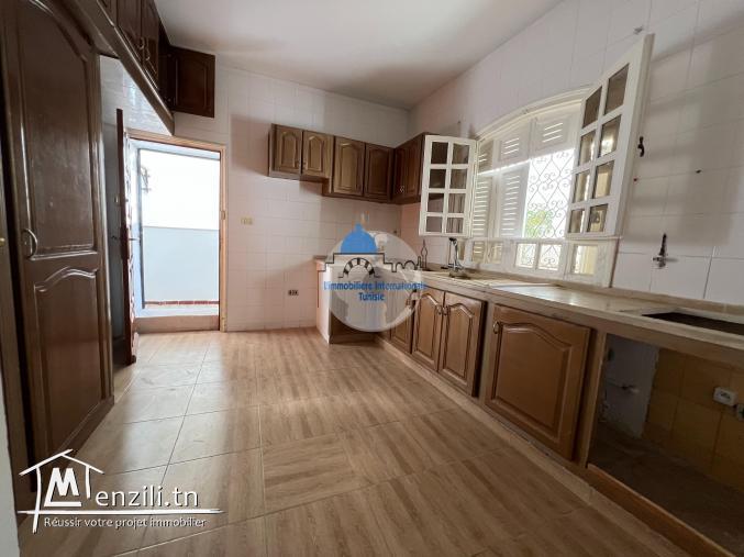 A louer un étage de villa à Khzema