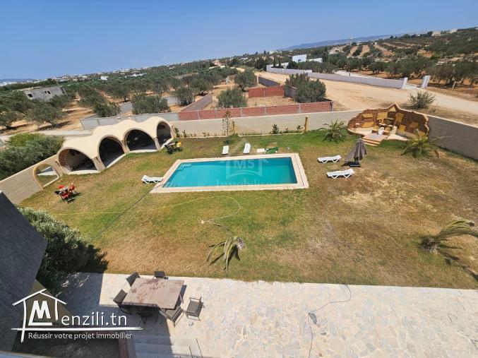 Une propriété bâtie sur trois niveaux à vendre à Hammamet Sud