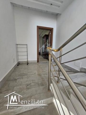 Une propriété bâtie sur trois niveaux à vendre à Hammamet Sud