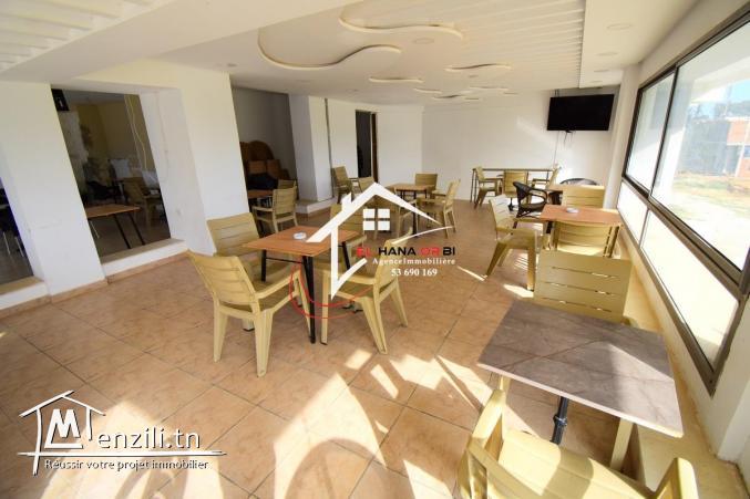 à vendre local commercial et deux appts sur la route principale