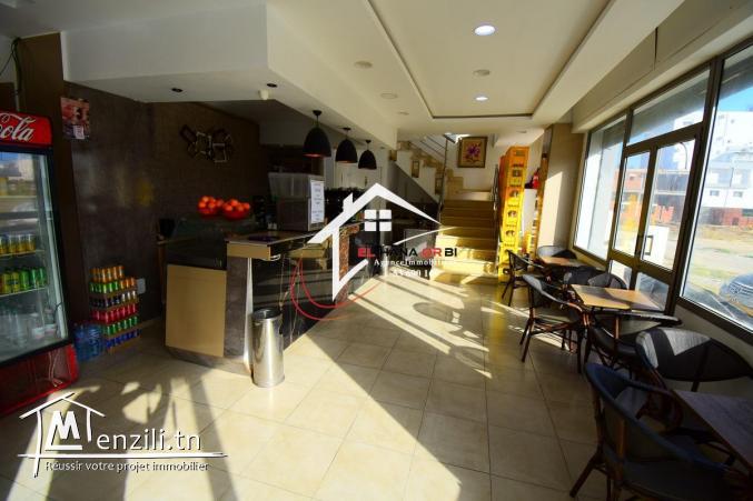 à vendre local commercial et deux appts sur la route principale