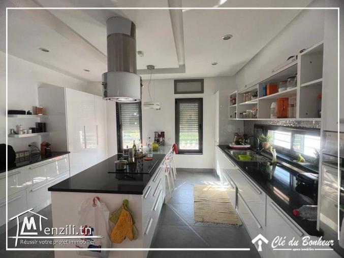 Villa Haut Standing de 1000 m² à Chotrana 2