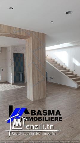 Un local commercial à louer située à khzema