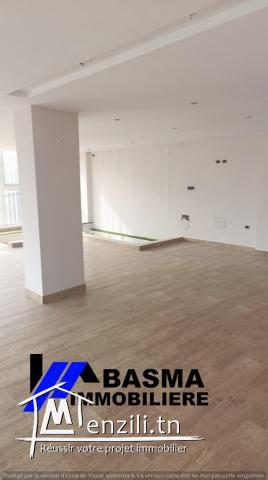 Un local commercial à louer située à khzema