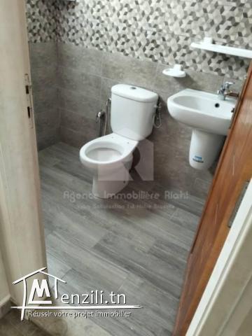 À LOUER (Annuelle) un appartement s3 meublé situé à Cité Erriadh près Faculté de Droit