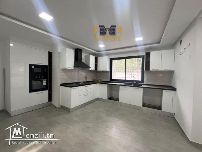 A louer une villa avec piscine à la soukra